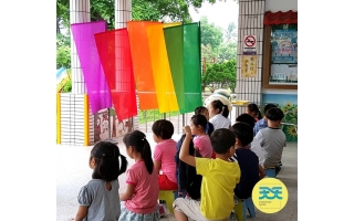 現在台灣多數的小學，每天會定時監測空氣品質，在校園升起代表空氣汙染程度的空汙旗，讓學生能知道當日空氣品質，作為戶外活動依據。